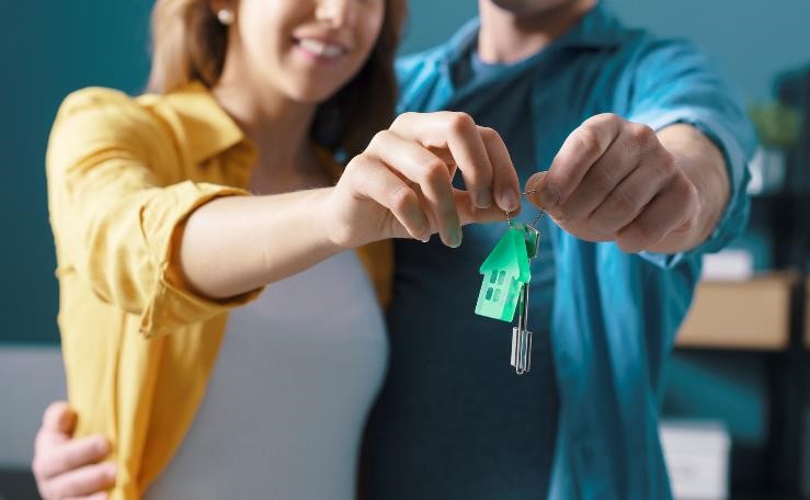 Couple holding new house keys.